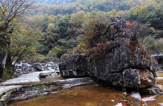 郭亮飞来石.jpg