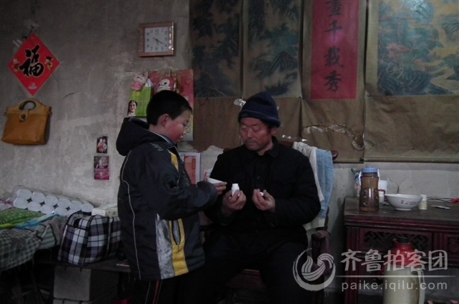 孝顺的儿子在喂药