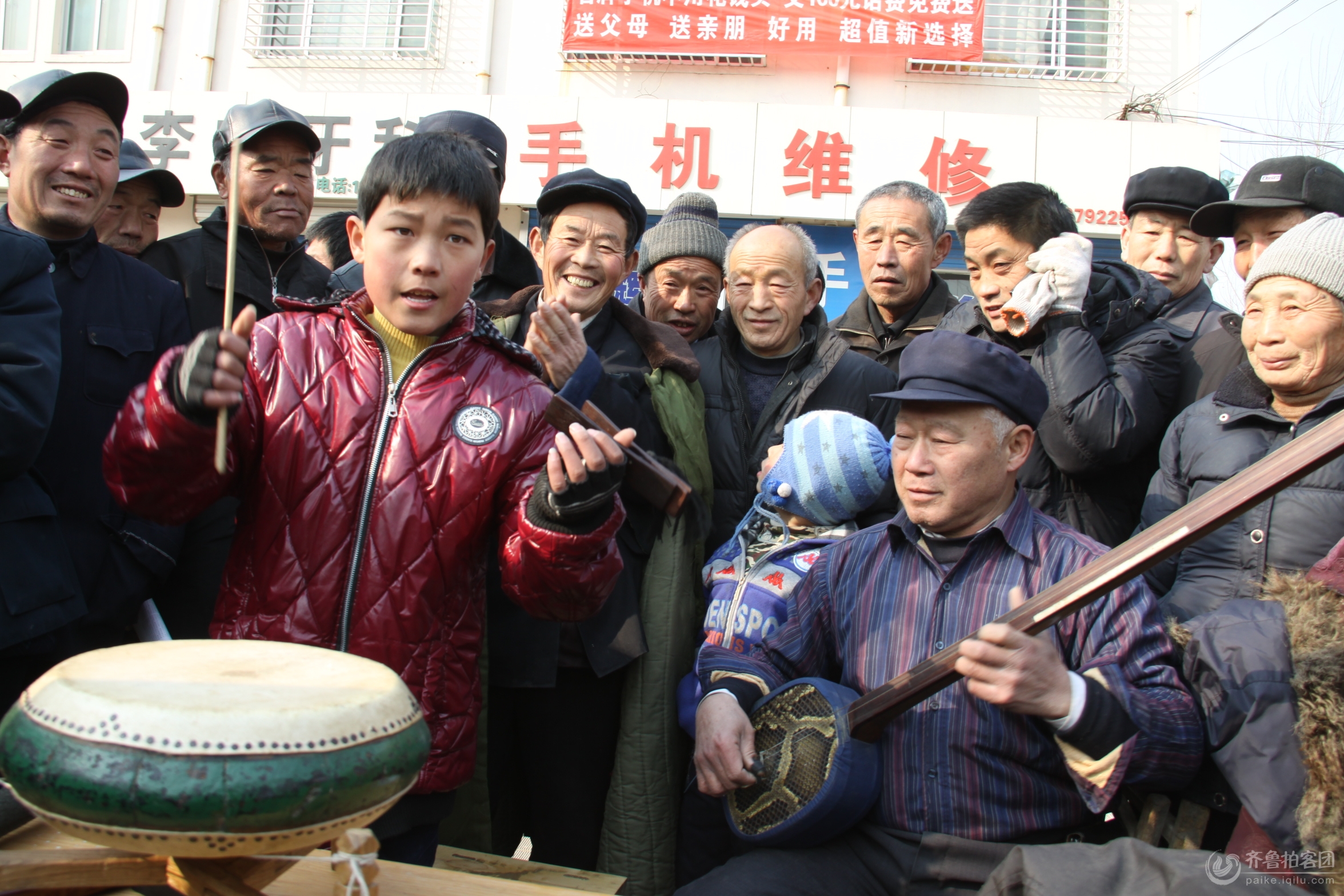 河北沧州木板大鼓刘凤鸣与孙子刘伟在表演.JPG