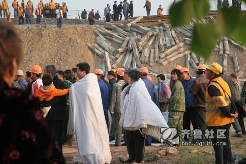 T195与5034次旅客列车今晨在山东淄博相撞.jpg