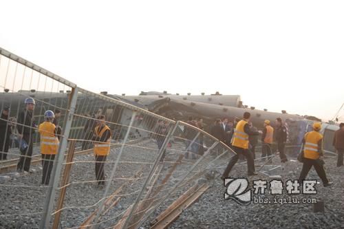 T195与5034次旅客列车淄博相撞.jpg