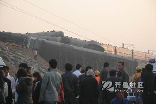 T195与5034次旅客列车在山东淄博相撞.jpg