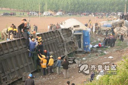 T195和5034列车相撞营救现场.jpg