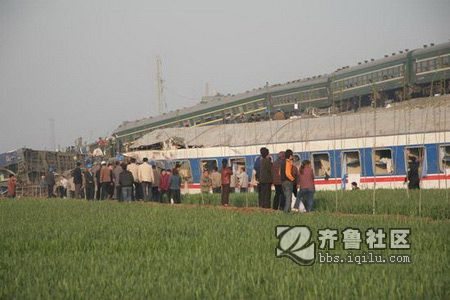 T195和5034列车相撞现场.jpg