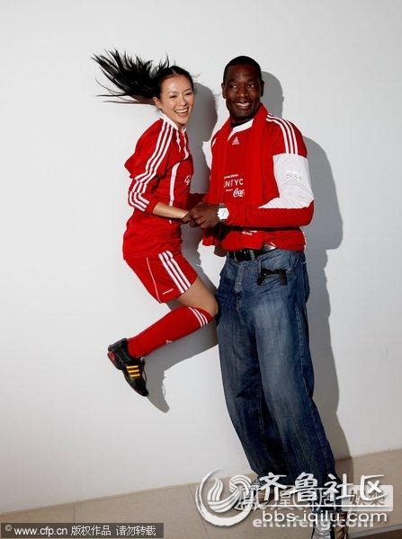 章子怡南非助阵特奥会 与NBA球星合影显娇小