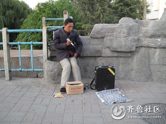 靠唱歌乞讨的盲人流浪汉 - 潍坊拍客 - 齐鲁社区