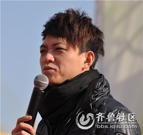 山东电视台综艺频道著名主持人李鑫,带着他的