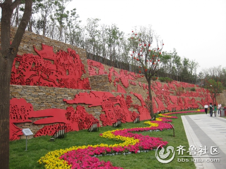 2010年在寒窑原址上建成开放的曲江寒窑遗址公园面貌焕然一新,特别是公园入口北侧崖壁上雄伟而壮观的景观雕塑墙,以中外的经典爱情故事为题材,名为《惊世情缘》,非常壮观。 红色金属仿剪纸艺术浮雕,形象地浓缩了伏羲和女娲、亚当和夏娃、牛郎和织女、梁山伯与祝英台、灰姑娘、白蛇传、西厢记、罗密欧和朱丽叶 ----- 等中外经典爱情故事,一下子把游客置身於目不暇接联想飞转的情趣赏识之中。