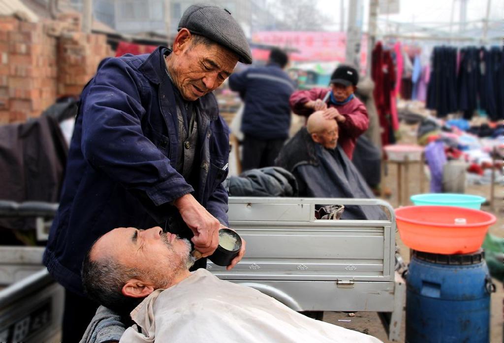 大厨瞧不起农村大爷,要和他比赛切丝,大爷一露刀工全场懵了!视频