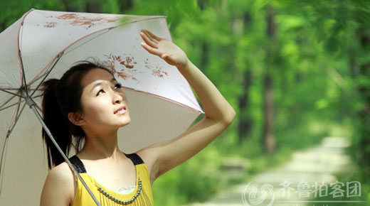 拍美女：槐林小姑娘